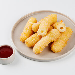 Сырные палочки с клюквенно-брусничным соусом