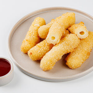 Сырные палочки с клюквенно-брусничным соусом