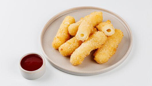 Сырные палочки с клюквенно-брусничным соусом