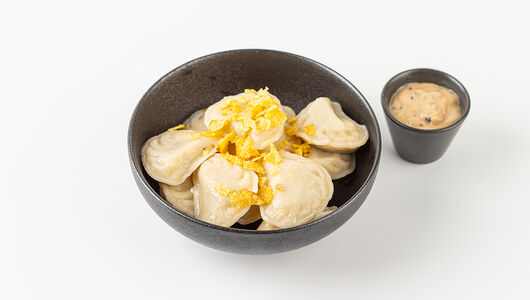 Вареники постные с картофелем, грибами и кунжутным соусом