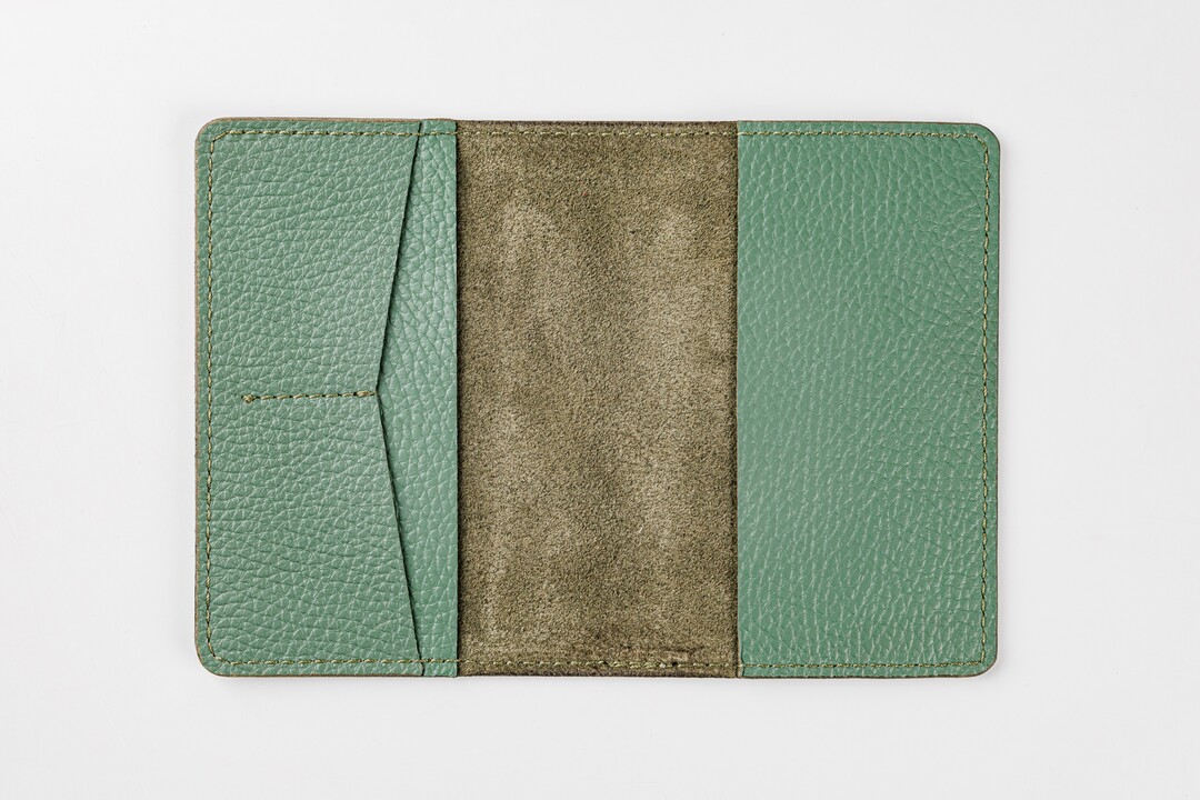 

Обложка для паспорта из натуральной кожи. Цвет: зеленый
