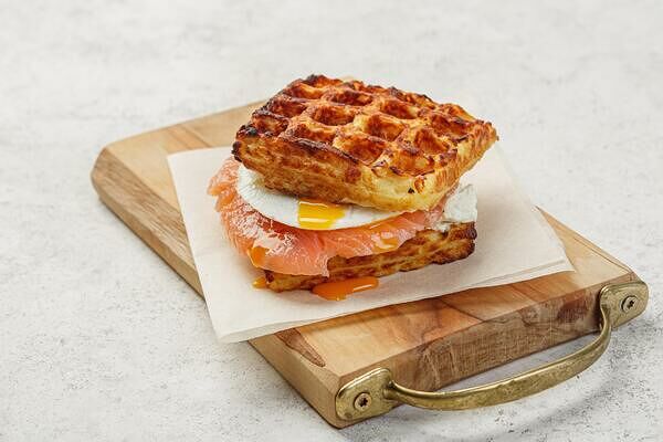 Картофельная вафля с лососем и яйцом