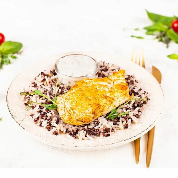 Куриная грудка гриль с черным рисом и сливочно-горчичным соусом 300 г