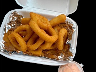 Кольца кальмара с соусом спайси