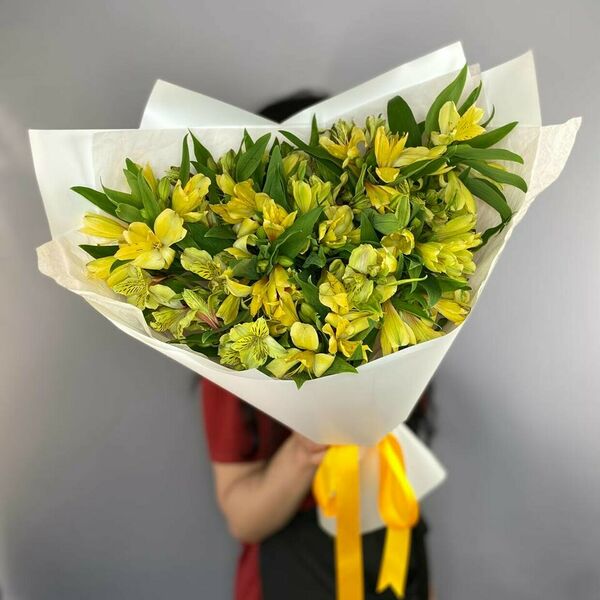 Букет из 15 желтых альстромерий