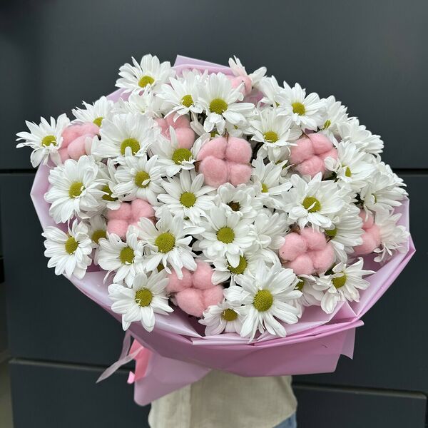 Букет с ромашковыми хризантемами и хлопком