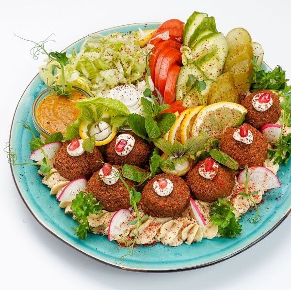 Фалафель на тарелке Фаттуш