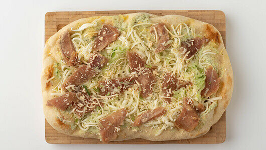 Пицца с тунцом и соусом 