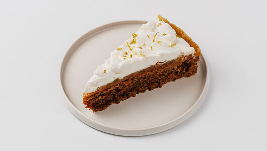 Морковное пирожное с томленой грушей и лаймом, кафе, замороженное