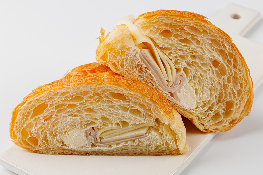 

Круассан пшеничный с куриной ветчиной и сыром Моцарелла 115 г