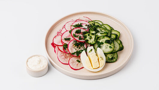 Салат из свежих огурцов, редиса с яйцом и зеленью 190 г