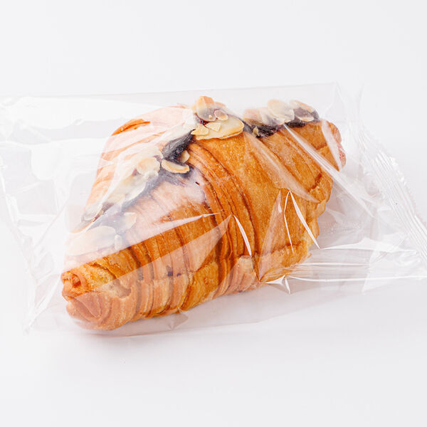 Круассан с марципаном и черной смородиной