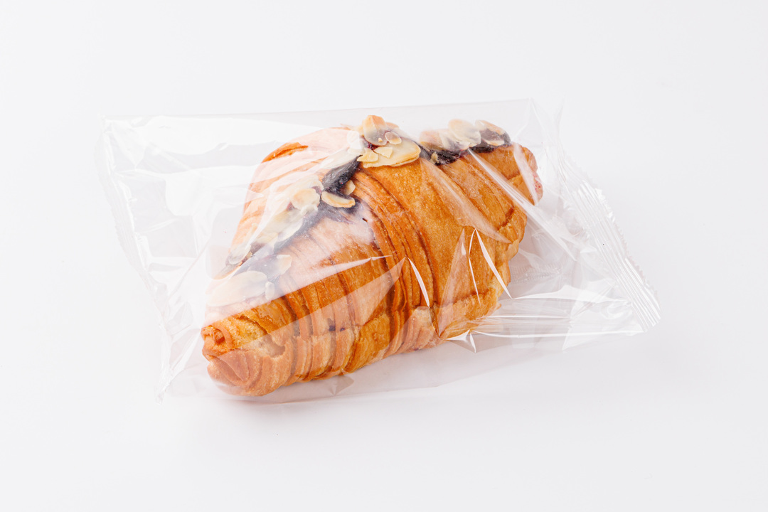 

Круассан ВкусВилл с марципаном и черной смородиной, 110 г