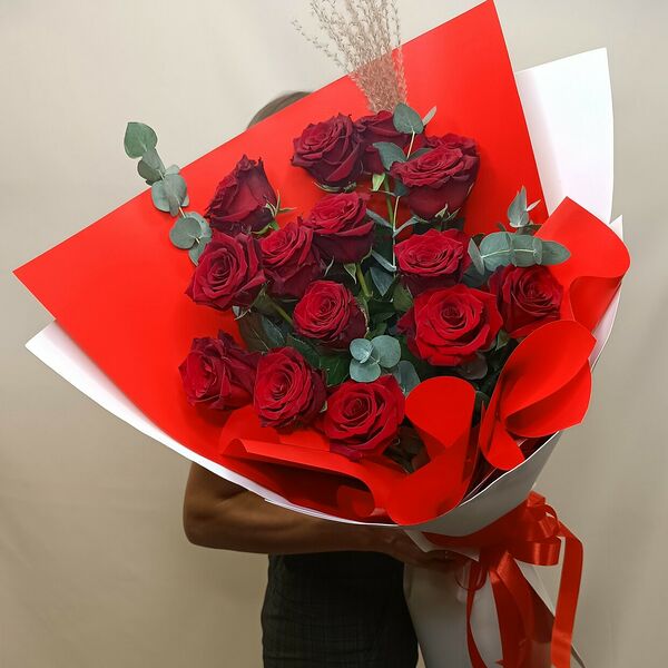 Гигант из 15 роз в белом