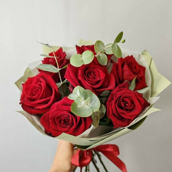 С любовью из красных роз