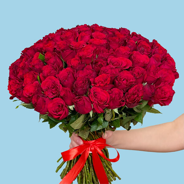 Букет цветов из 101 красной розы 35 см МП лента