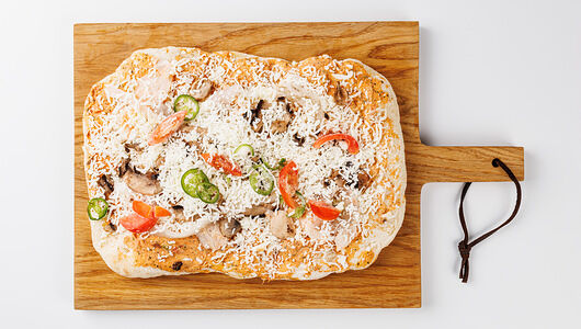 Пицца римская с курицей, морепродуктами и соусом Том Ям, замороженная