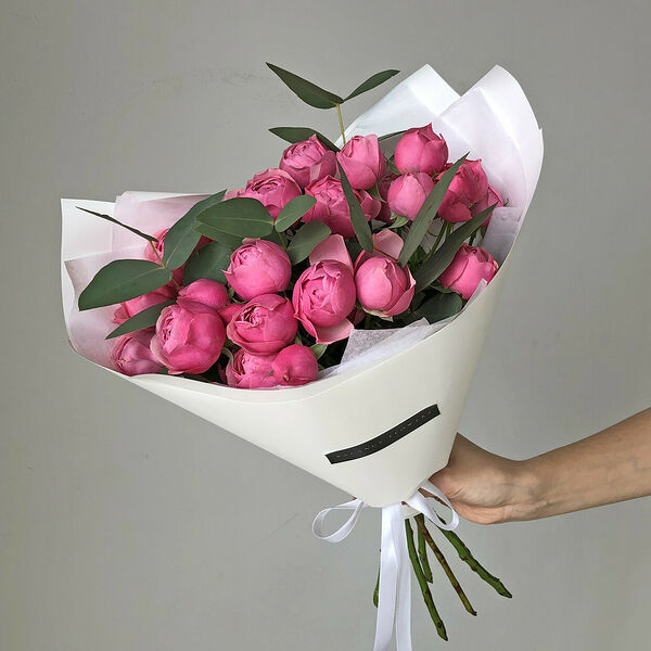 Ягодные кустовые пионовидные розы с эвкалиптом