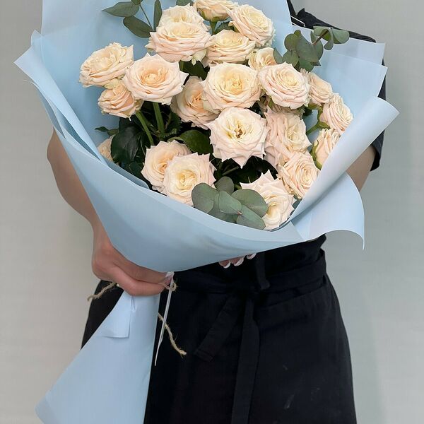 Кремовые кустовые розы и эвкалипт