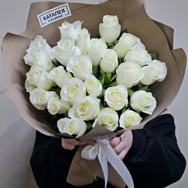 25 белых роз
