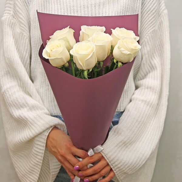 Букет из 7 белых роз Premium 40-50 см (Эквадор) в стильной упаковке