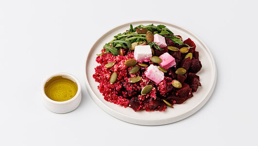 Салат из запеченной свеклы с сыром фета и киноа 165 г