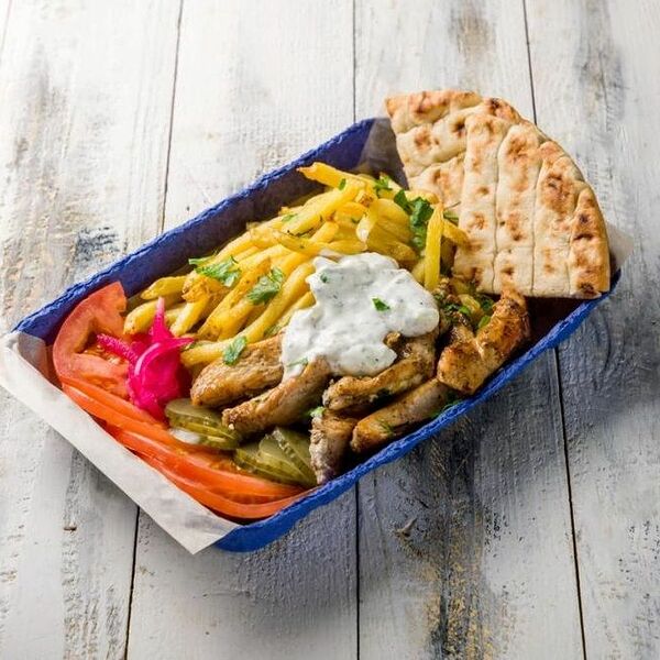 Сувлаки на тарелке