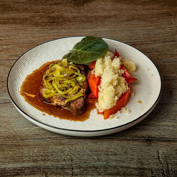 Запеченная свиная шея с соусом из черного чеснока и трюфеля с печеной морковью и кус-кусом