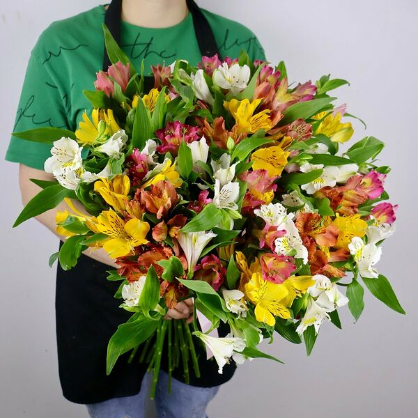 Яркий микс из 35 альстромерий