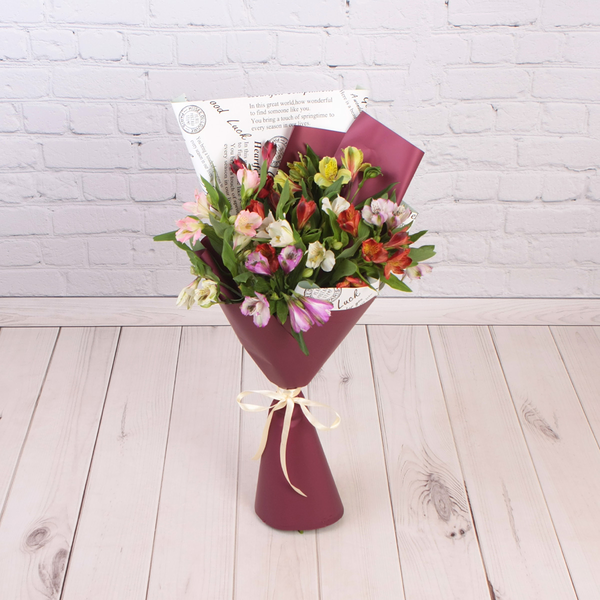 9 альстромерий в подарочном оформлении