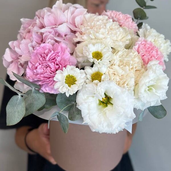 Букет в шляпной коробке с гортензией и сантини