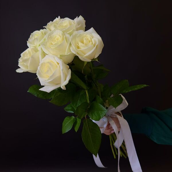 Букет цветов из 7 белых роз Россия