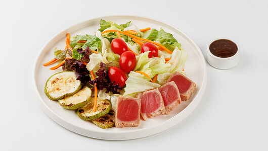 Салат с тунцом и имбирным соусом