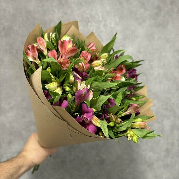 Букет из разноцветной альстромерии 15