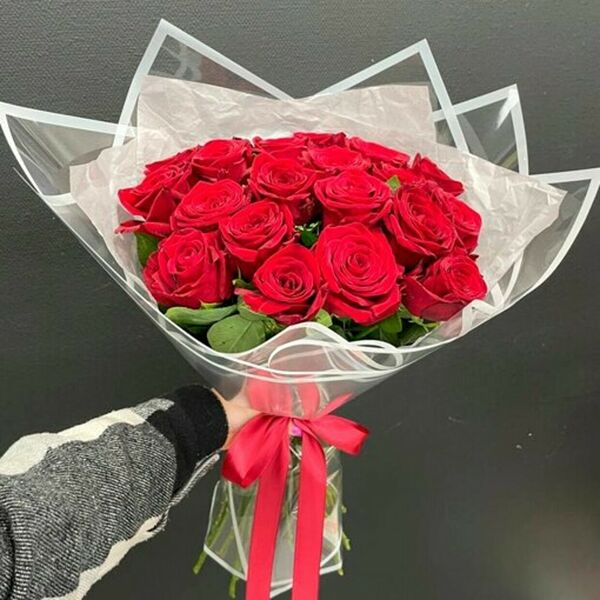 Букет из 19 красных роз в оформлении