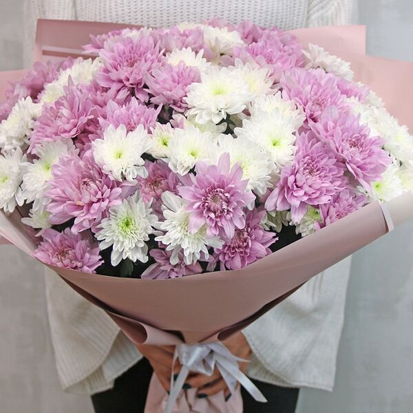 Букет из 15 белых кустовых хризантем Сантини в стильной упаковке