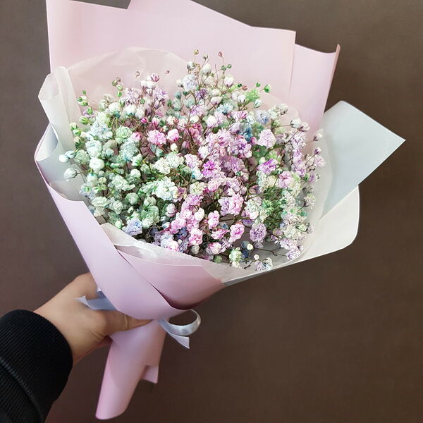 Букетик с радужной гипсофилой