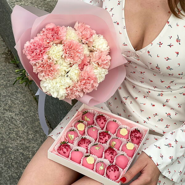 Букет из 17 диантусов и набор клубники в шоколаде (20 шт) Florish