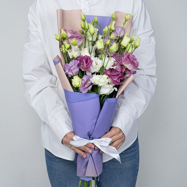 Букет из 7 лизиантусов микс в дизайнерской упаковке