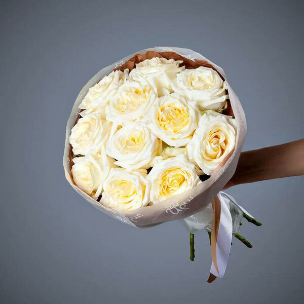 Монобукет из 11 пионовидных Роз Candlelight в упаковке с тишью