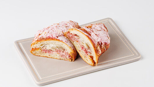 Круассан миндальный с малиной, кафе