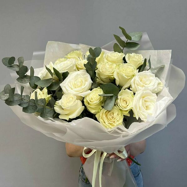 Моно из белых роз с эвкалиптом