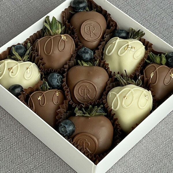 Набор клубники в шоколаде «День и ночь» (9 ягод)