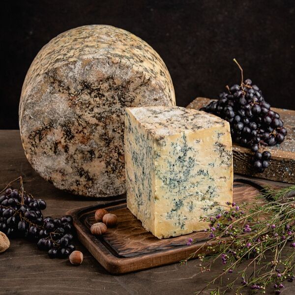 Сыр с голубой плесенью Стилтон Дольче