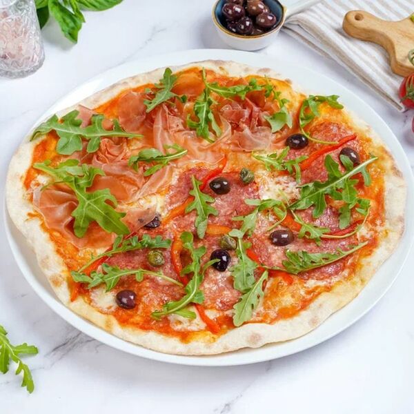 Пицца с прошутто и салями