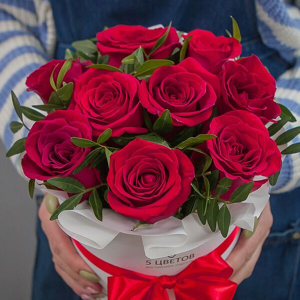 Букет 9 красных роз с фисташкой в шляпной коробке