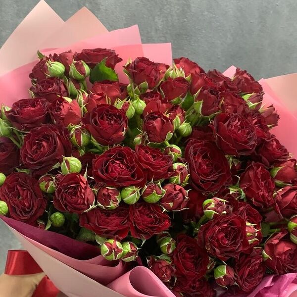 Букет с кустовой пионовидной розой