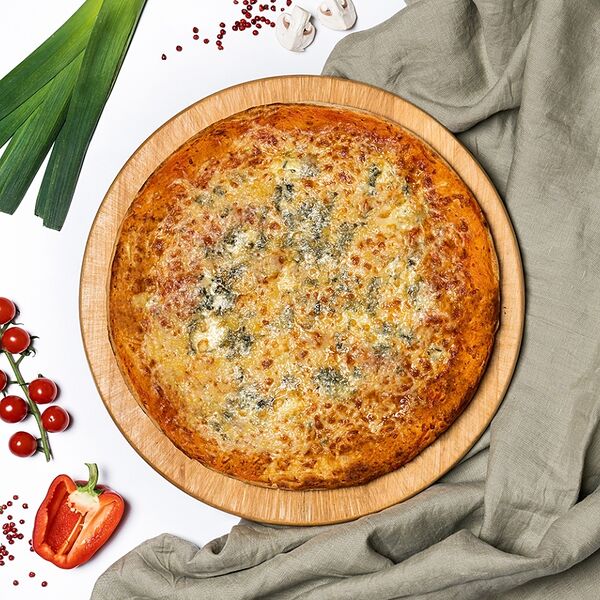 Пицца четыре сыра из печи