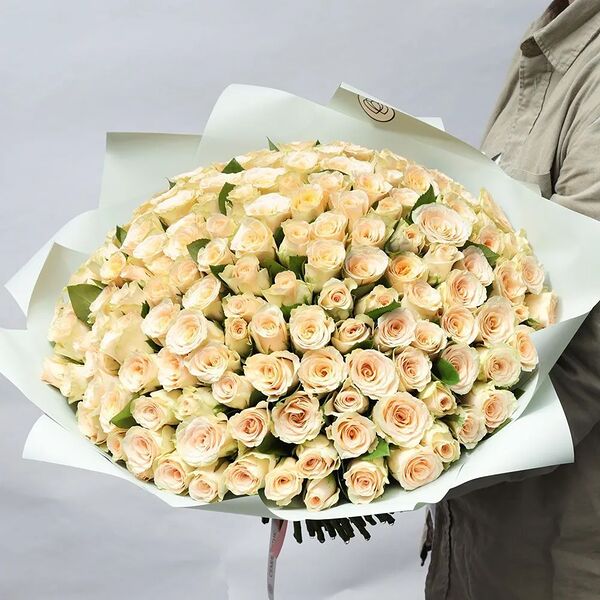 Букет из 151 кремовой розы 40 см (Кения) в голубой пленке