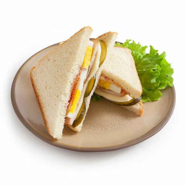 Сэндвич с яйцом беконом и сыром моцарелла запечённый